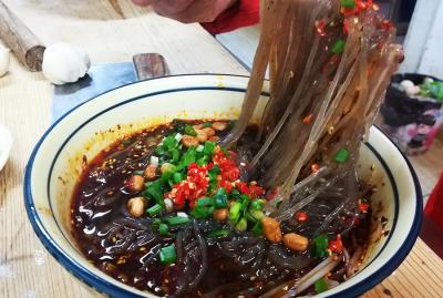 小吃酸辣粉培訓哪家好？蜀味緣讓學員自主創業自立門戶